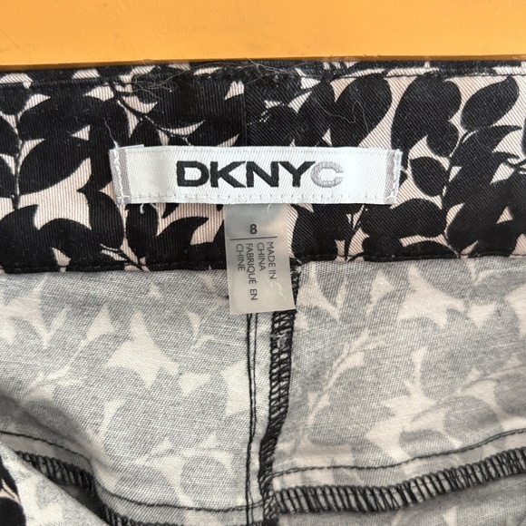 $19❄️ DKNY Black & Cream Leaf Patterned Skinny Ankle Jeans - Picture 6 of 12